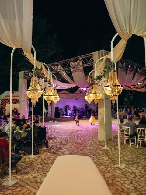 Gece, avizelerle aydınlatılmış giriş ve dans alanı